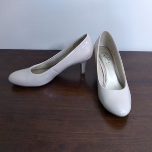 Life Stride 9.5 WIDE WIDTH nude heels